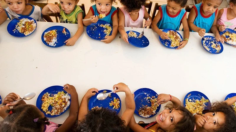 Các em học sinh dùng bữa ăn trong Chương trình dinh dưỡng học đường tại Mỹ Latin và Caribe. (Ảnh: UN)