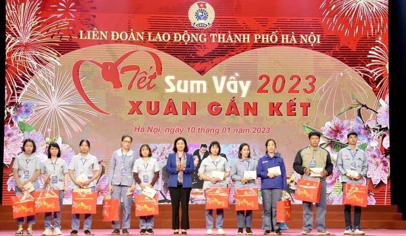 Chương trình “Tết sum vầy” năm 2023 hỗ trợ người lao động của Liên đoàn Lao động thành phố Hà Nội. (Ảnh: nhandan.vn)