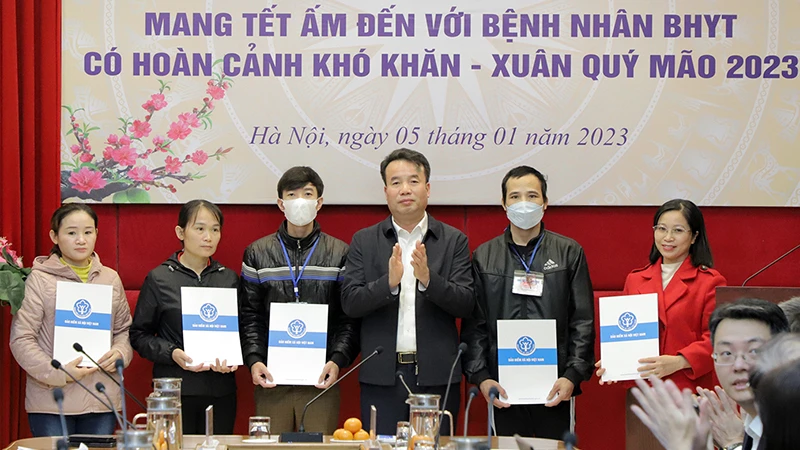 Tổng Giám đốc Bảo hiểm xã hội Việt Nam Nguyễn Thế Mạnh trao quà hỗ trợ bệnh nhân bảo hiểm y tế có hoàn cảnh khó khăn, tháng 1/2023. (Ảnh: Trần Hải)