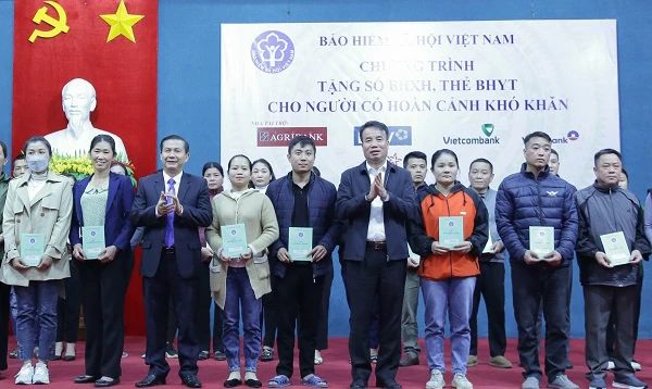 Tổng Giám đốc Nguyễn Thế Mạnh, lãnh đạo Ủy ban nhân dân huyện Mai Châu tặng sổ bảo hiểm xã hội cho người có hoàn cảnh khó khăn. (Ảnh: VSS)