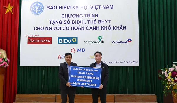 Tổng Giám đốc Bảo hiểm xã hội Việt Nam Nguyễn Thế Mạnh trao tặng tượng trưng hơn 18 nghìn thẻ bảo hiểm y tế và 50 sổ bảo hiểm xã hội cho đại diện Ủy ban nhân dân tỉnh Sơn La. (Ảnh: VSS)