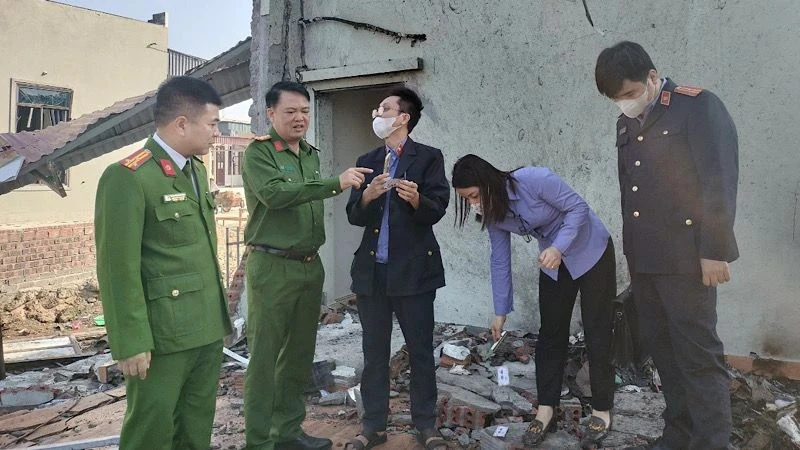 Lực lượng chức năng khám nghiệm hiện trường vụ cháy nổ do pháo xảy ra ngày 7/12/2023, tại xóm Tây Thổ, xã Văn Hải (huyện Kim Sơn, tỉnh Ninh Bình) (Ảnh: VĂN LÚA)