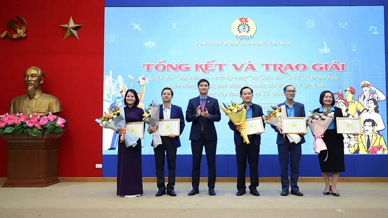 Đồng chí Ngọ Duy Hiểu trao thưởng cho các đơn vị đoạt giải cao tại cuộc thi của Tổng Liên đoàn Lao động Việt Nam (Ảnh: Mai Quý)