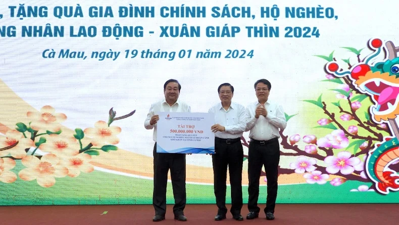 Trưởng Ban Nội chính Trung ương Phan Đình Trạc trao tượng trưng, tặng 500 triệu đồng cho “Quỹ vì người nghèo” Cà Mau.