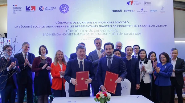 Bảo hiểm xã hội Việt Nam và Phòng Xúc tiến Thương mại Pháp tại Việt Nam ký kết Bản ghi nhớ hợp tác chiến lược. (Ảnh: VSS)