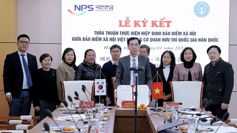 Đại diện lãnh đạo Bảo hiểm xã hội Việt Nam tại lễ ký Thỏa thuận thực hiện Hiệp định bảo hiểm xã hội Việt Nam-Hàn Quốc theo hình thức trực tuyến. 