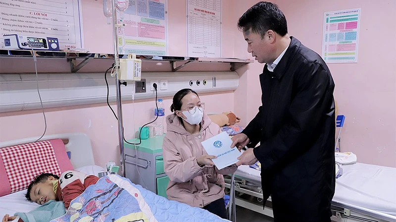 Tổng Giám đốc Bảo hiểm xã hội Việt Nam Nguyễn Thế Mạnh tặng quà cho bệnh nhi có hoàn cảnh khó khăn tại Bệnh viện Nhi Trung ương. Ảnh: TRUNG TÂM