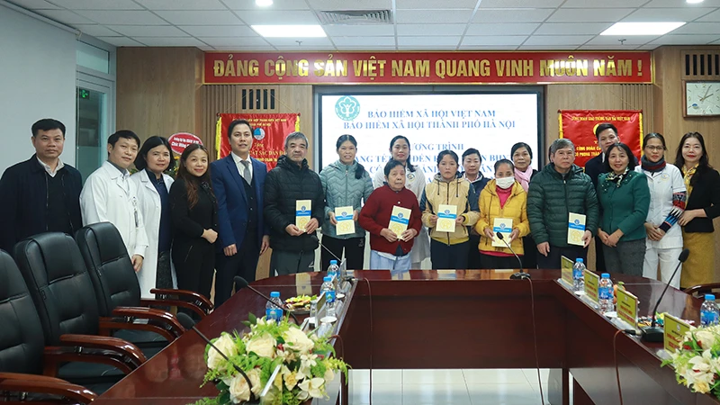 Đại diện lãnh đạo Bảo hiểm xã hội Hà Nội trao hỗ trợ các bệnh nhân có thẻ bảo hiểm y tế. Ảnh: HSS