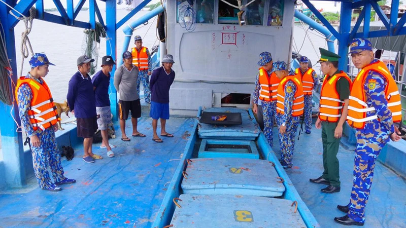 Lực lượng Bộ đội Biên phòng tỉnh Cà Mau làm nhiệm vụ kiểm tra tàu vi phạm. (Ảnh LÊ KHOA)