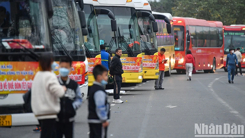 Liên đoàn Lao động thành phố Hà Nội tổ chức những chuyến xe miễn phí đưa công nhân về quê đón Tết Nguyên đán Giáp Thìn. Ảnh: THÀNH ĐẠT