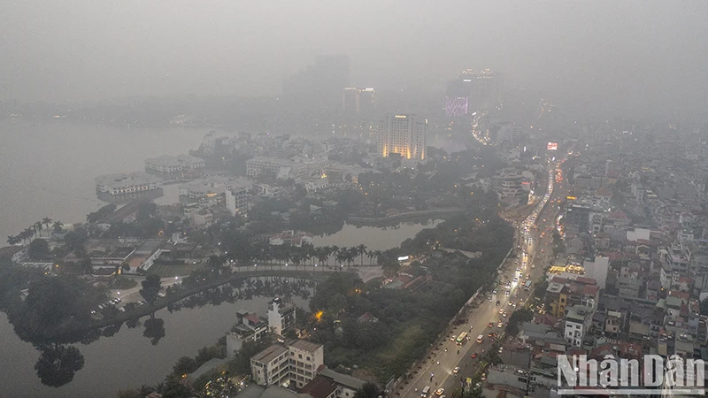 Hình ảnh nhiều khu vực ở Hà Nội thường xuyên ở trong tình trạng không khí trắng đục mịt mù của sương và khói bụi mịn ngày 31/12/2023. Ảnh: THÀNH ĐẠT