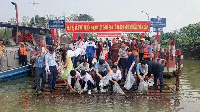 Thả 320 nghìn con giống thủy sản xuống các vùng nước tự nhiên trong tỉnh Thái Bình, tháng 3/2023. Ảnh: MAI TÚ