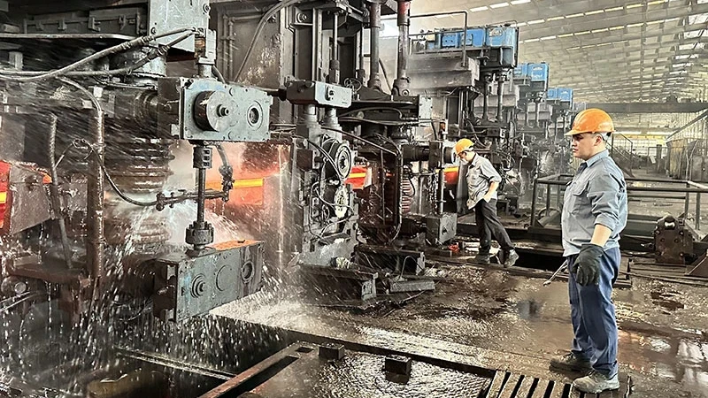 Dây chuyền sản xuất thép tại Nhà máy cán thép Thái Nguyên (thuộc Công ty cổ phần Gang thép Thái Nguyên). Ảnh MINH KHÔI
