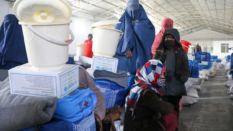 Phụ nữ và con gái của họ ở Afghanistan nhận được bộ dụng cụ hỗ trợ trong mùa đông từ Quỹ Nhi đồng Liên hợp quốc thời gian trước đây. Ảnh: UNICEF