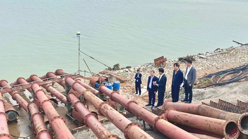Cục Thủy lợi kiểm tra công tác lấy nước trên địa bàn thành phố Hà Nội, tháng 2/2024. Ảnh: BẢO HÂN
