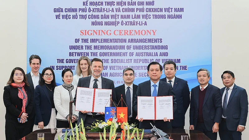 Lễ ký Bản ghi nhớ hợp tác hỗ trợ công dân Việt Nam sang Australia làm việc trong ngành nông nghiệp tại Hà Nội ngày 1/3/2024. Ảnh: Molisa