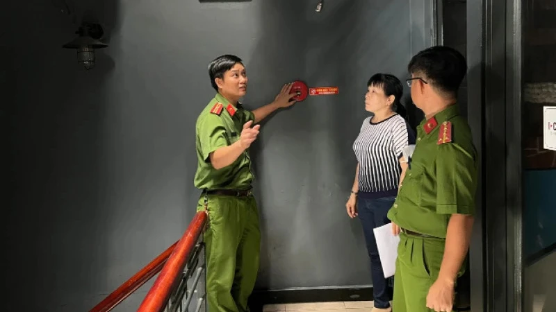 Lực lượng chức năng trao đổi với quản lý hệ thống karaoke Icool tại Thành phố Hồ Chí Minh về phòng cháy, chữa cháy. Ảnh: XUÂN PHÚ