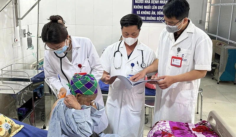 Các bác sĩ nội trú Bệnh viện Đại học Y Hà Nội phối hợp bác sĩ Trung tâm Y tế huyện Si Ma Cai (Lào Cai) khám, chữa bệnh cho người dân. Ảnh: nhandan.vn