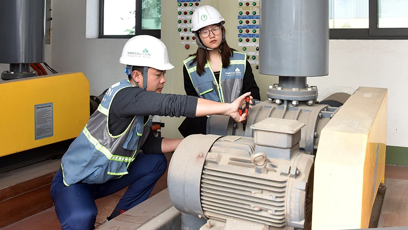 Kỹ sư vận hành Nhà máy xử lý nước thải tập trung , Khu Công nghiệp Nam Cầu Kiền, Hải Phòng. ( Ảnh: KHÁNH AN)