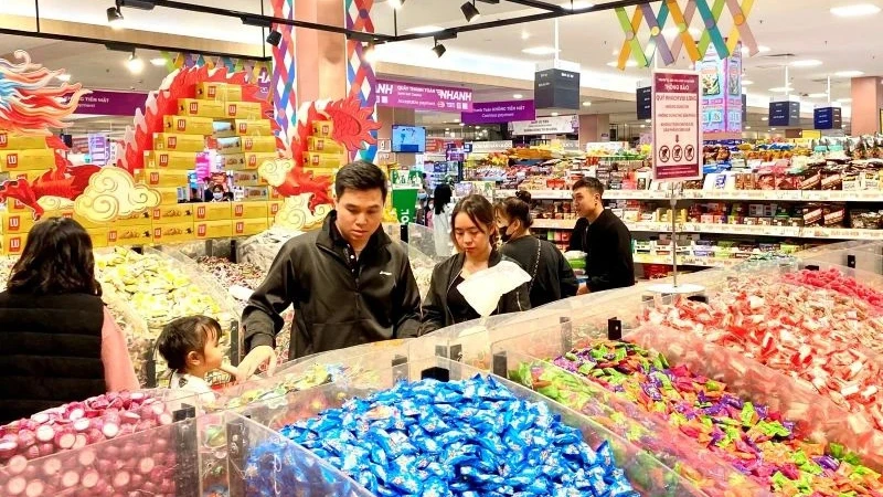 Người tiêu dùng mua bánh kẹo Tết tại siêu thị Aeon Long Biên. (Ảnh: NGUYÊN TRANG)