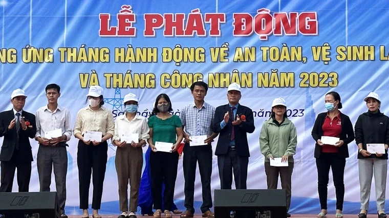Tặng quà đoàn viên công đoàn khó khăn ở huyện Sa Thầy, tỉnh Kon Tum tại lễ phát động hưởng ứng Tháng hành động về an toàn, vệ sinh lao động và Tháng Công nhân năm 2023. (Ảnh: PHÚC THẮNG)