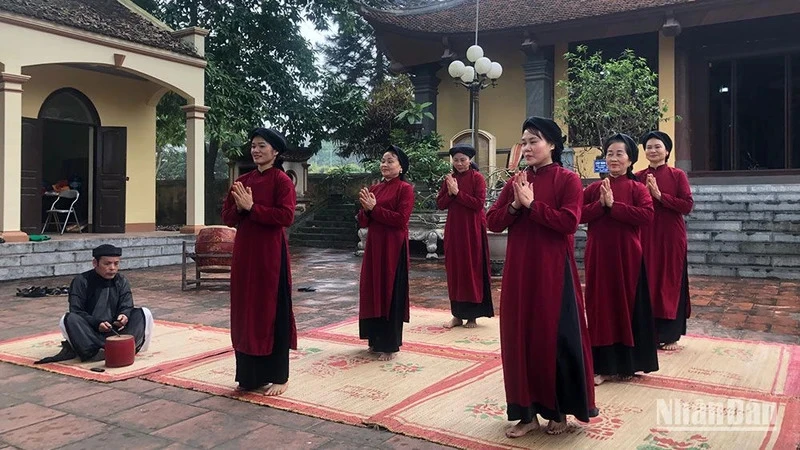 Các nghệ nhân xoan trình diễn tại đình Thét, xã Kim Đức, thành phố Việt Trì, tỉnh Phú Thọ.