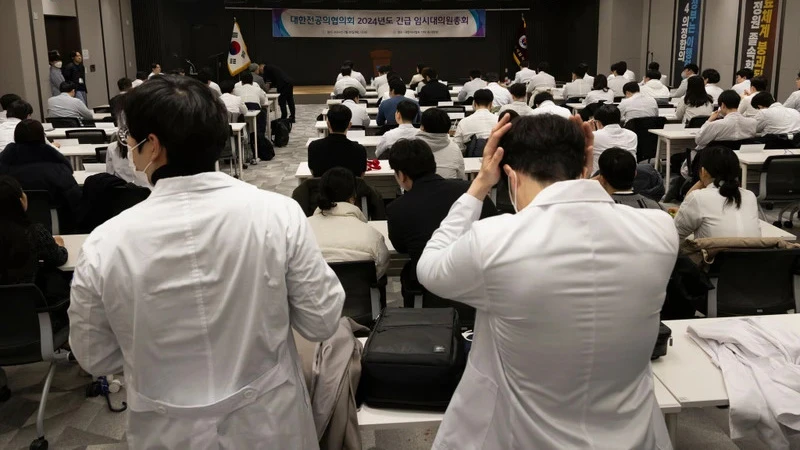 Một cuộc gặp giữa đại diện các bác sĩ ở Seoul và Chính phủ Hàn Quốc. Ảnh: YONHAP 