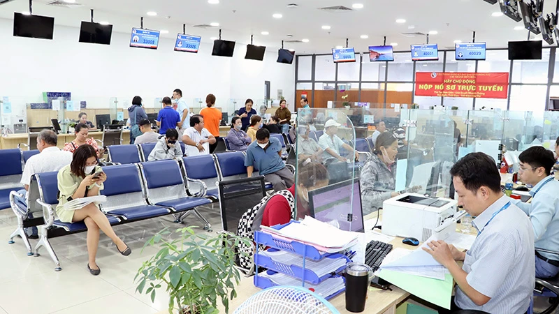 Người dân, doanh nghiệp đến làm thủ tục hành chính tại Trung tâm hành chính công thành phố Biên Hòa, Đồng Nai.