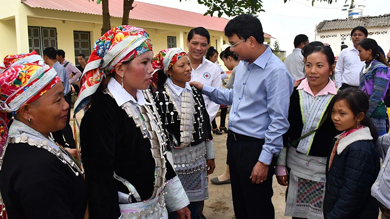 Bí thư Tỉnh ủy Đặng Xuân Phong trò chuyện với đồng bào dân tộc thiểu số xã A Mú Sung, Bát Xát.