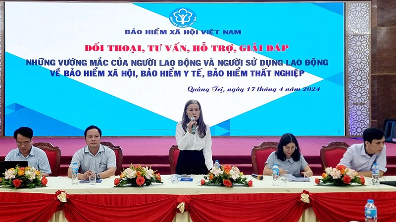Đại diện Trung tâm Chăm sóc khách hàng, Bảo hiểm xã hội Việt Nam, giải đáp câu hỏi tại chương trình. (Ảnh: Bảo hiểm xã hội Quảng Trị)