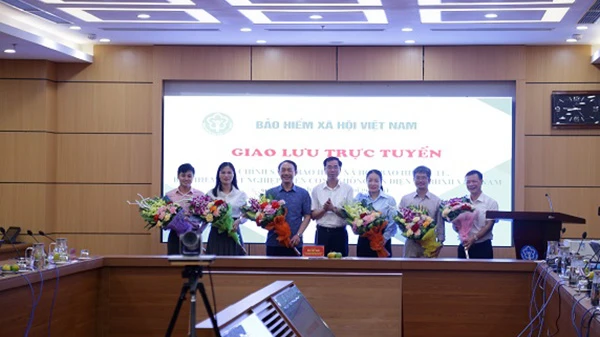Phó Tổng Giám đốc Bảo hiểm xã hội Việt Nam Đào Việt Ánh tặng hoa khách mời, chuyên gia dự chương trình. (Ảnh: VSS)