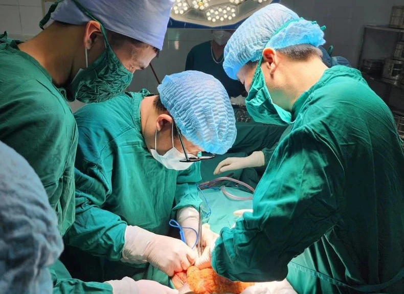 Một ca phẫu thuật ở Bệnh viện đa khoa huyện Kiến Xương, tỉnh Thái Bình. (Ảnh: BVCC)