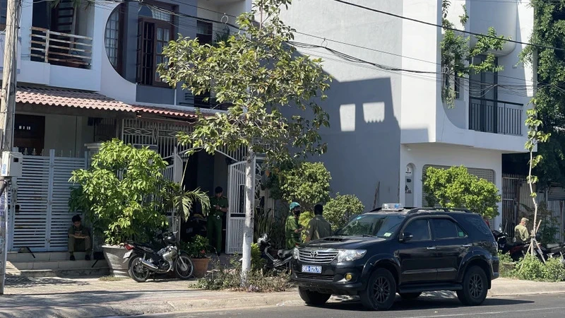 Ô-tô mang biển số 80A xuất hiện tại nhà của một nguyên lãnh đạo tỉnh Bình Thuận trên đường Hùng Vương. (Ảnh: QUÝ NGỌC)