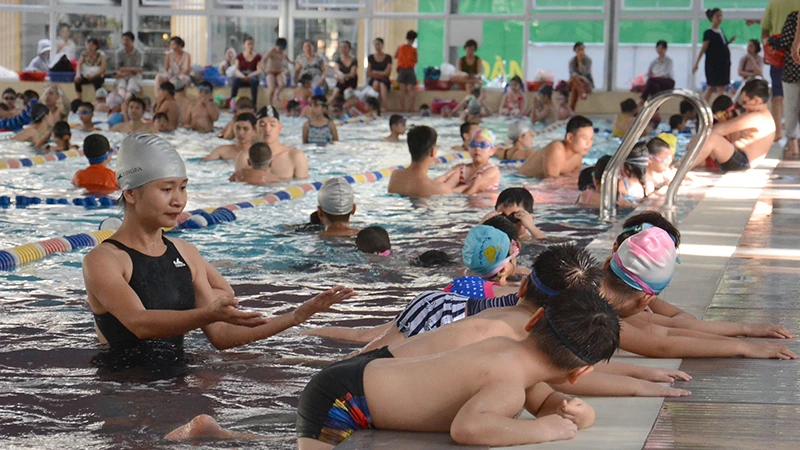 Một lớp dạy bơi, phòng chống đuối nước cho trẻ em tại Trung tâm Thể thao Olympia Hà Nội. (Ảnh TUỆ NGHI)