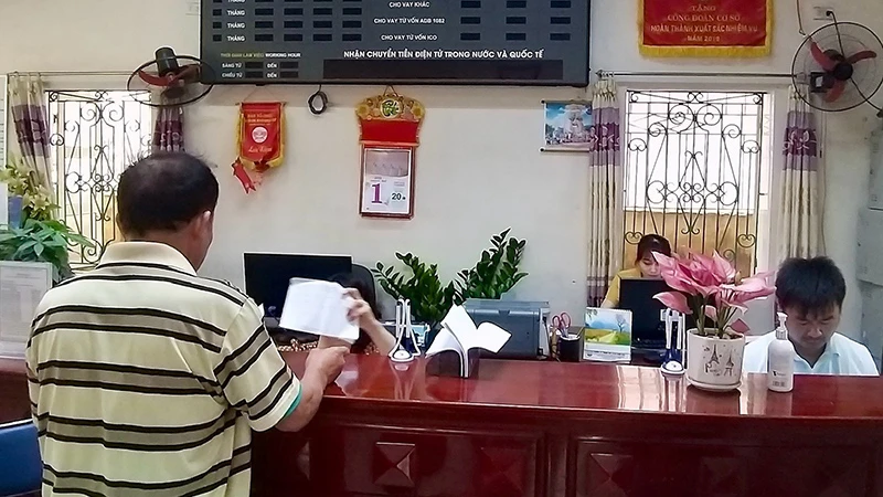 Giao dịch khách hàng tại Quỹ Tín dụng nhân dân Tân Phong, Thái Bình. 