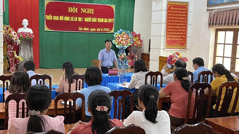 Hội nghị triển khai mô hình xã có 100% người dân tham gia bảo hiểm y tế tại xã Tân Ninh, huyện Quảng Ninh, Quảng Bình.