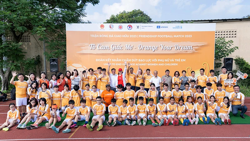 Gần 100 học sinh đến từ Hà Giang và Hà Nội tham gia trận bóng đá giao hữu "Tô cam giấc mơ” vào ngày 11/11/2023. (Ảnh: UN Women)