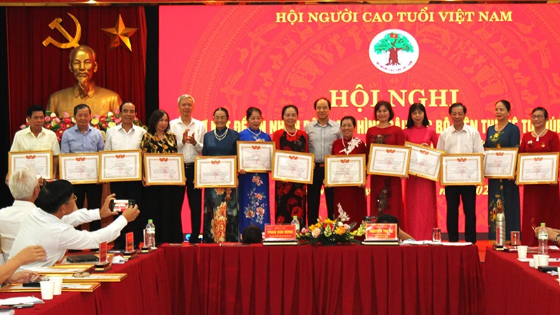 Trung ương Hội Người cao tuổi Việt Nam khen thưởng các tập thể và cá nhân đã có thành tích xuất sắc thực hiện Đề án 1336.
