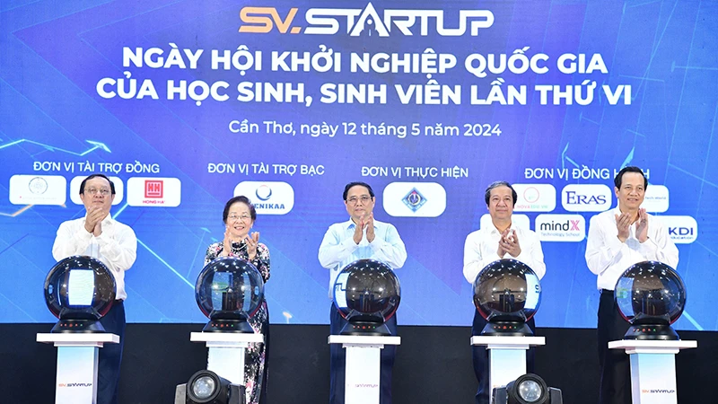 Thủ tướng Phạm Minh Chính và các đồng chí lãnh đạo thực hiện nghi thức khai mạc SV-Startup.