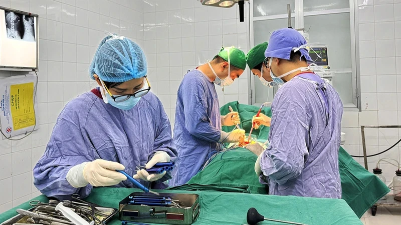 Một ca mổ cấp cứu tại Bệnh viện Hữu nghị Việt Ðức. (Ảnh: Bệnh viện cung cấp)