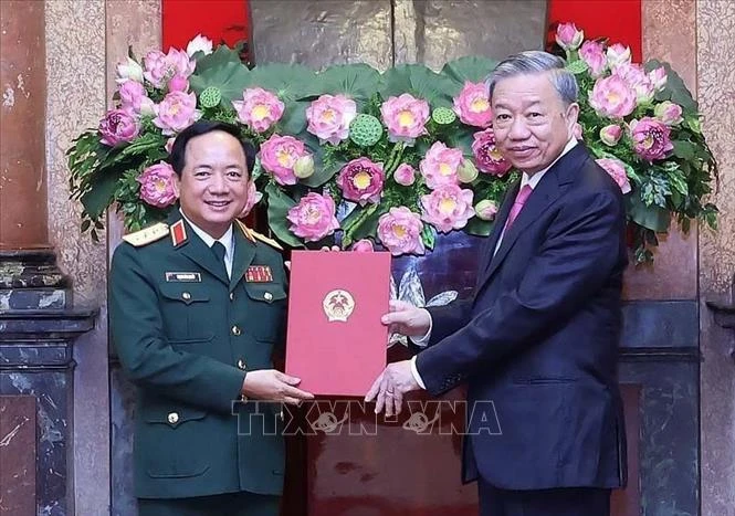 Chủ tịch nước Tô Lâm trao Quyết định bổ nhiệm chức vụ Chủ nhiệm Tổng cục Chính trị Quân đội nhân dân Việt Nam cho Thượng tướng Trịnh Văn Quyết. (Ảnh: TTXVN)