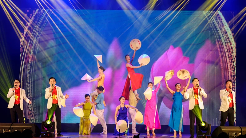 Các nghệ sĩ Nhà hát Nghệ thuật tỉnh Vĩnh Phúc biểu diễn tại sự kiện của địa phương.