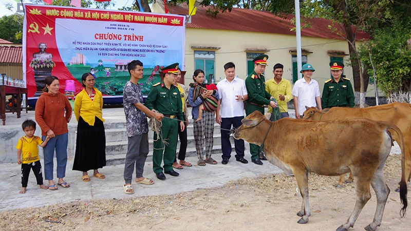 Đại diện Trung đoàn 710, Binh đoàn 15 (Bộ Quốc phòng) trao bò sinh sản tặng các hộ dân khó khăn trên địa bàn xã Ia Mơ, huyện Chư Prông, tỉnh Gia Lai,