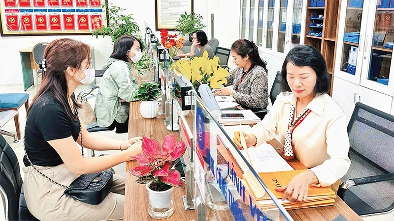 Người dân thực hiện giải quyết thủ tục hành chính tại Bộ phận một cửa quận Đống Đa, Hà Nội. (Ảnh minh họa: NGUYÊN BẢO)