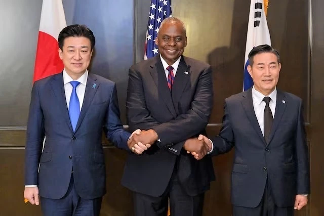 Các Bộ trưởng Quốc phòng Mỹ, Nhật Bản và Hàn Quốc tham dự cuộc họp ba bên bên lề Đối thoại Shangri La tại Singapore. (Ảnh REUTERS)