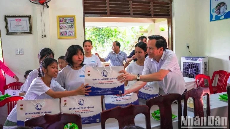 Lãnh đạo Bộ Lao động-Thương binh và Xã hội tặng quà cho trẻ em tại Làng trẻ em SOS Huế, ngày 1/6/2024. (Ảnh: CÔNG HẬU - MAI CƯỜNG)