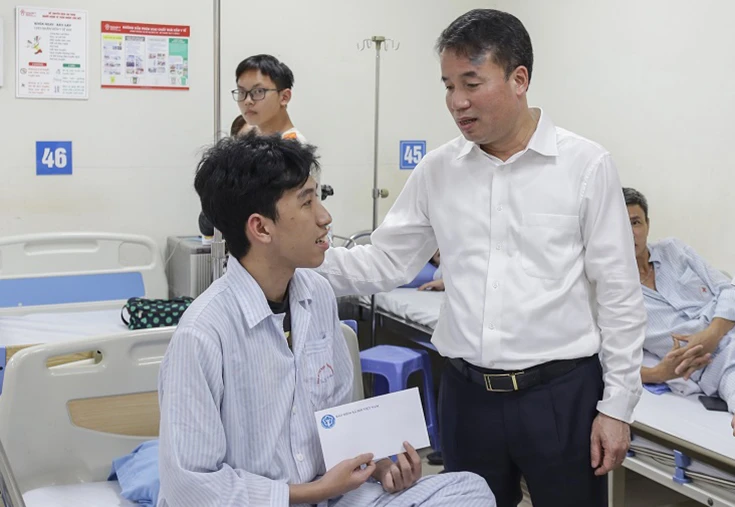Tổng Giám đốc Nguyễn Thế Mạnh thăm, tặng quà bệnh nhân tại Viện Huyết học-Truyền máu Trung ương. (Ảnh: VSS)