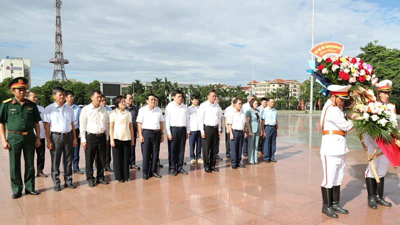 Các đại biểu dâng hoa tại Tượng đài Tổng Bí thư Nguyễn Văn Linh. (Ảnh: baohungyen.vn)