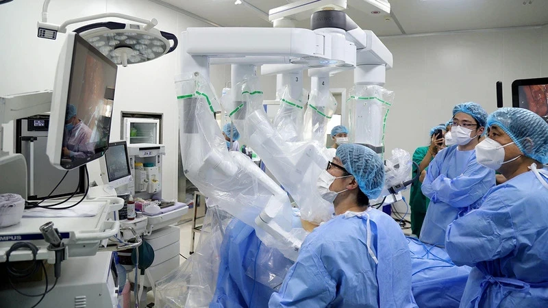Các bác sĩ Bệnh viện K phẫu thuật bằng robot cho người bệnh ung thư đường tiêu hóa. (Ảnh: nhandan.vn)