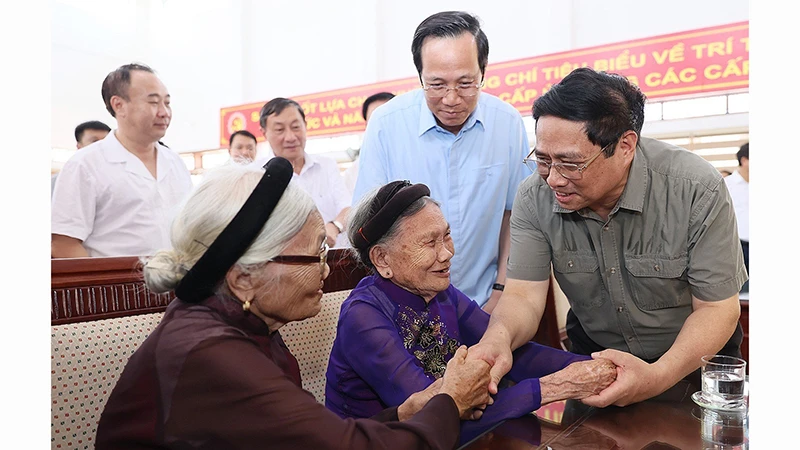 Thủ tướng Chính phủ Phạm Minh Chính thăm, tặng quà Bà mẹ Việt Nam Anh hùng tại Trung tâm Điều dưỡng Người có công Ninh Bình năm 2023. 